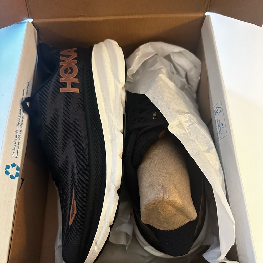 Hoka Clifton 9 Women’s size 6.5 wide. NWT